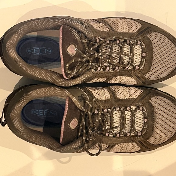 Columbia Brown and Cream Athletic Shoes for Outdoor Adventures - Picture 2 of 6